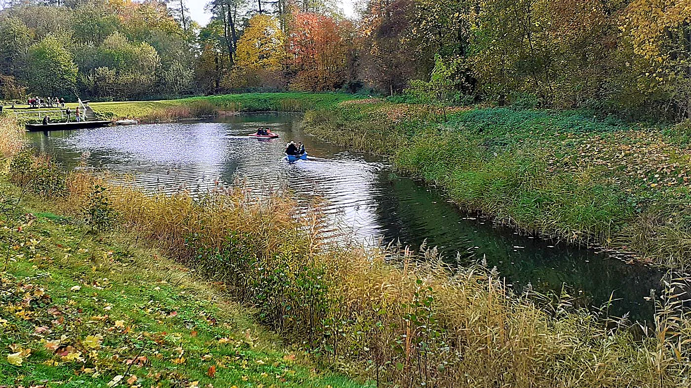 Rower wodny i łódka na stawie w Głazie